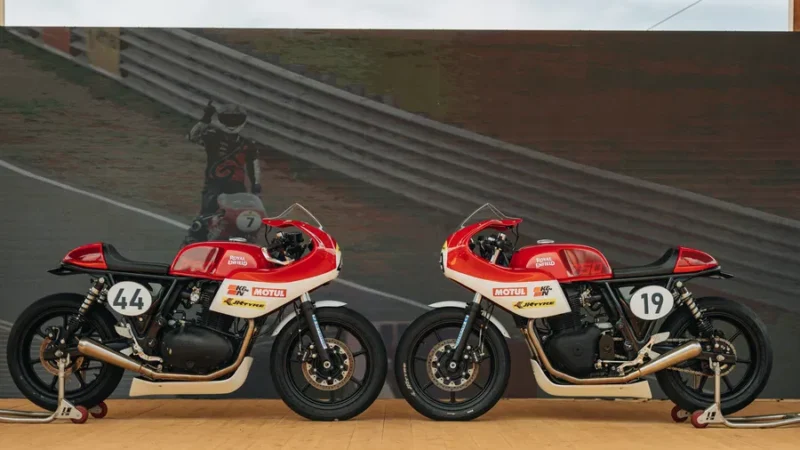 doua motocilete clasice alb rosu