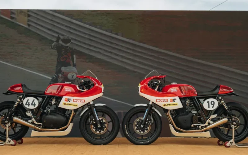 doua motocilete clasice alb rosu