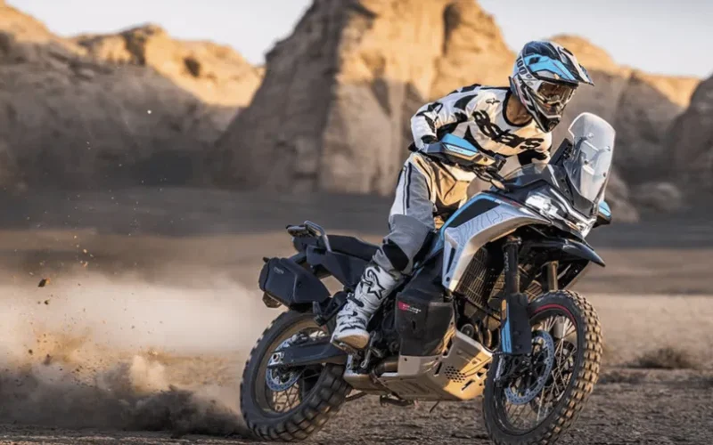 motocicleta adventure de dimensiuni mari prin teren accidentat