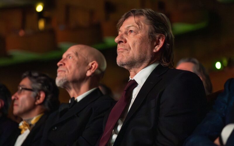 Cravata-galbenă-premieră