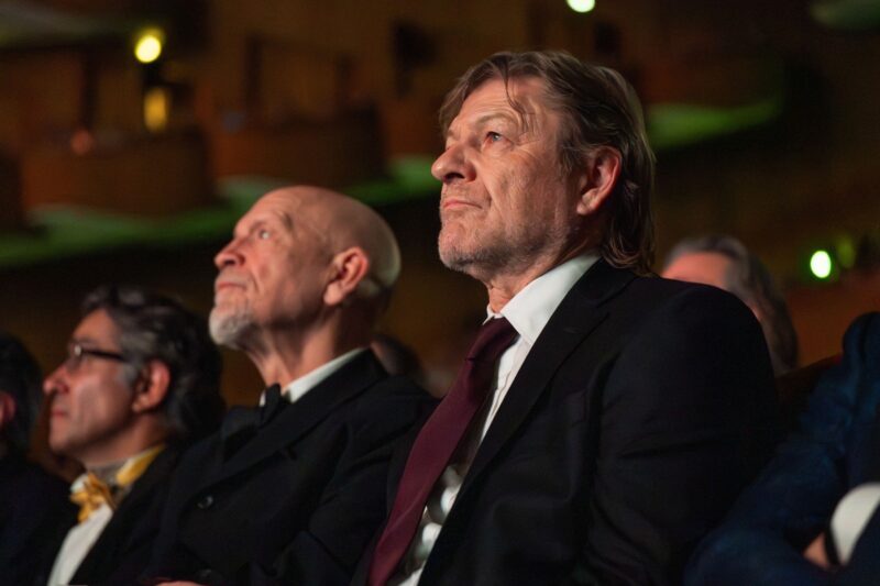 Cravata-galbenă-premieră