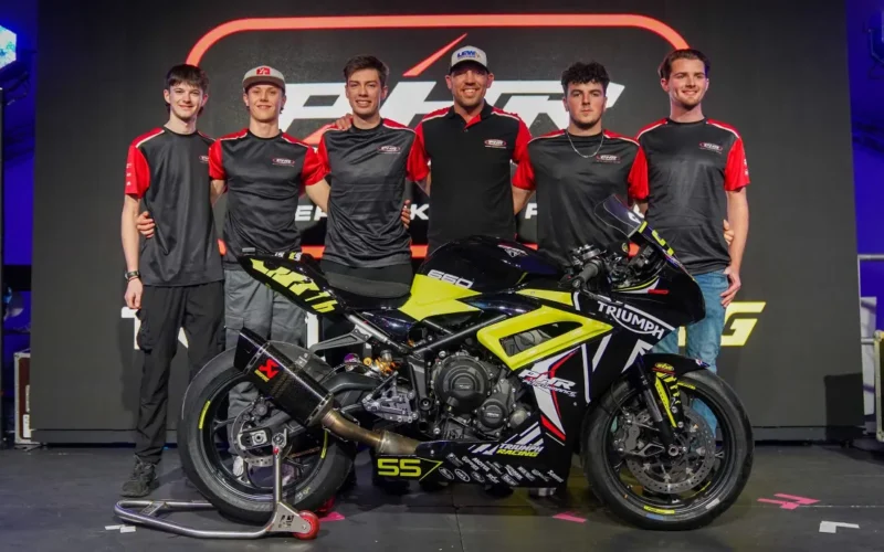 mai multe persoane langa o motocileta sport de la triumph