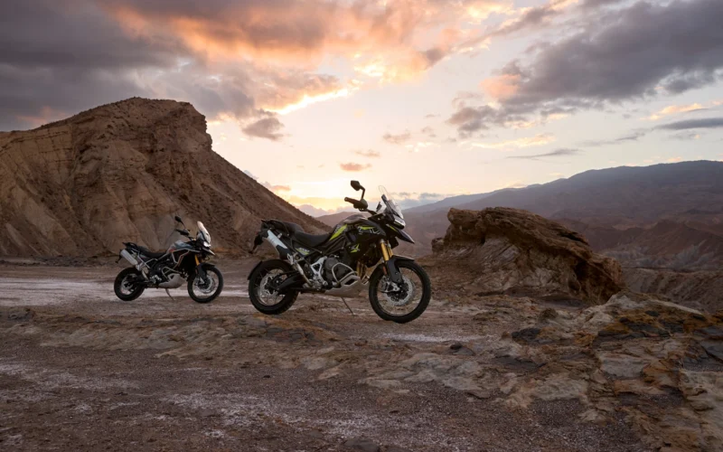 doua motociclete adventure la un platou montan arid la apus de sare