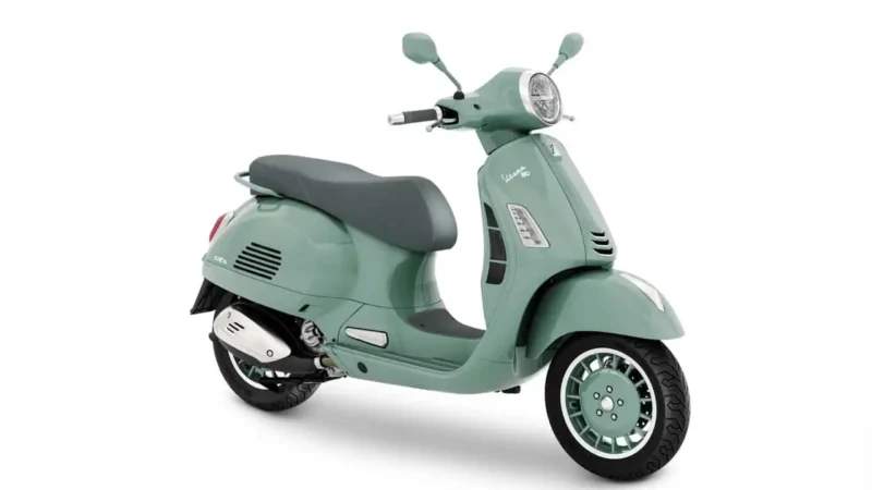scuter vespa de culoare verde