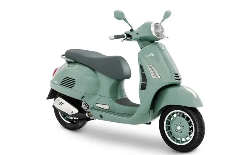 scuter vespa de culoare verde