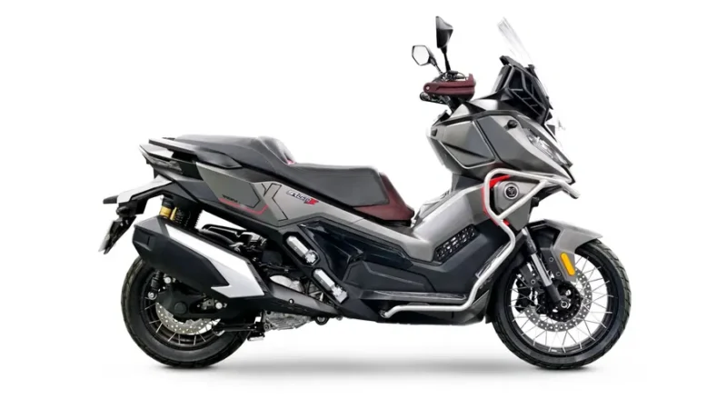 scuter gri de mari dimensiuni pe fundal alb