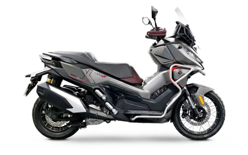 scuter gri de mari dimensiuni pe fundal alb