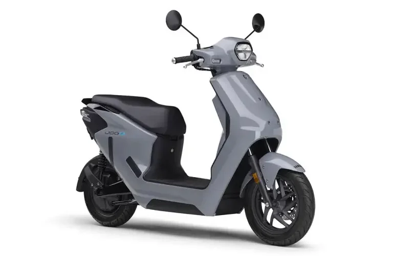 scuter electrict de culoare gri