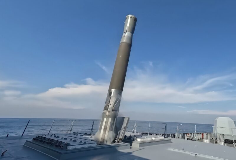 Lansarea unei rachete Zircon de pe o navă.