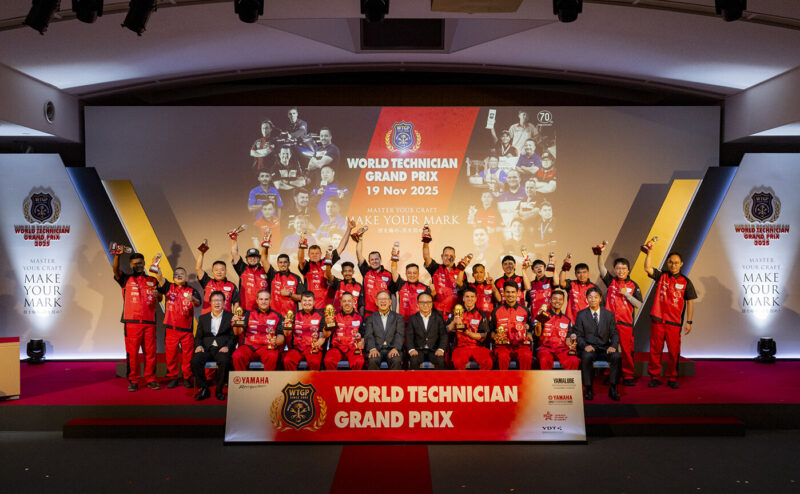 podium mecanici yamaha imbracati in rosu