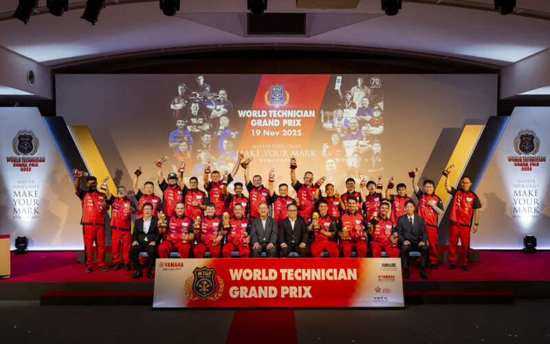 podium mecanici yamaha imbracati in rosu