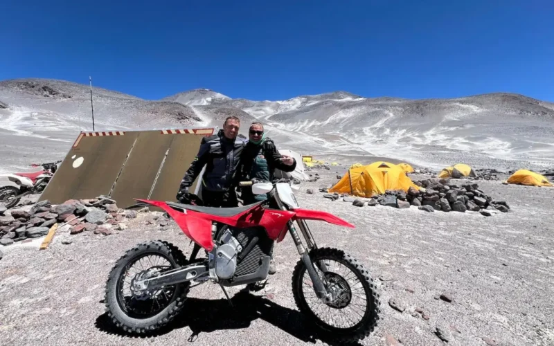 motocicleta electrica de culoare rosie