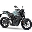 motocicleta honda naked de cilindree mica de culoare albastra pe fundal alb