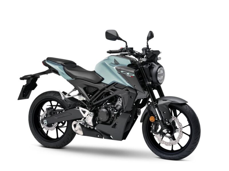 motocicleta honda naked de cilindree mica de culoare albastra pe fundal alb