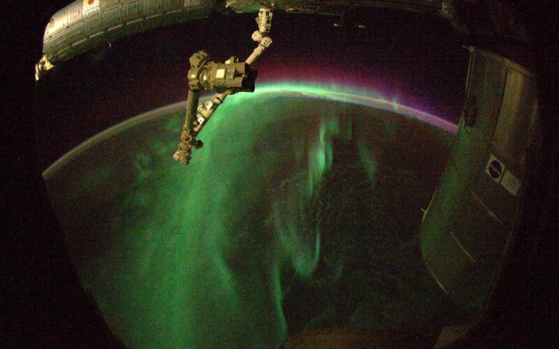Auroră boreală văzută din spațiul cosmic