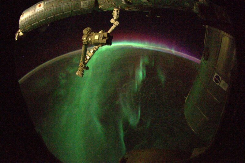 Auroră boreală văzută din spațiul cosmic