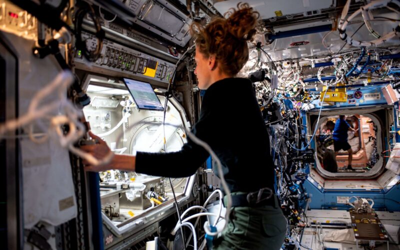 Astronaut pe Stația Spațială Internațională