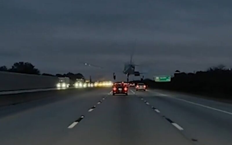 Prăbușirea unui avion pe autostradă