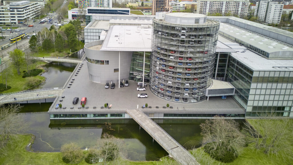 Volkswagen-VW-Fabrica-Transparenta-Dresda-Germania