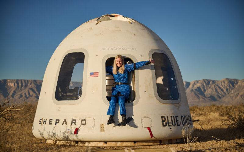 blue-origin-racheta-femeie