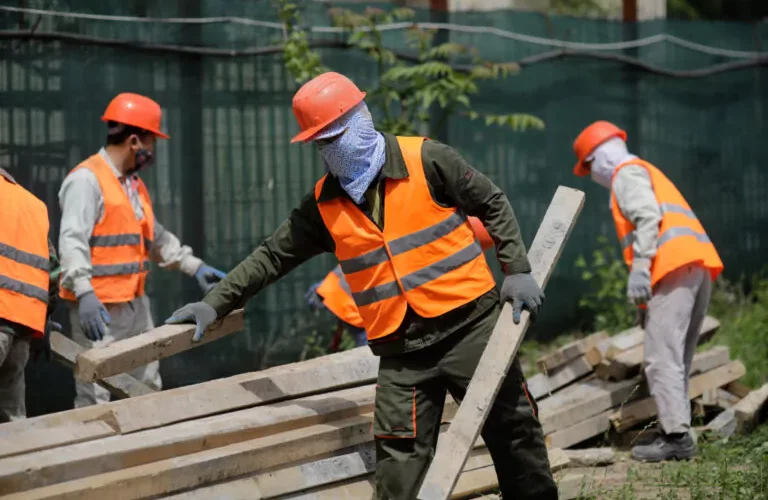 lucratori, muncitori, straini, vietnamez, santier, constructii