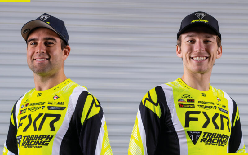 motociclisti motocross in primplan