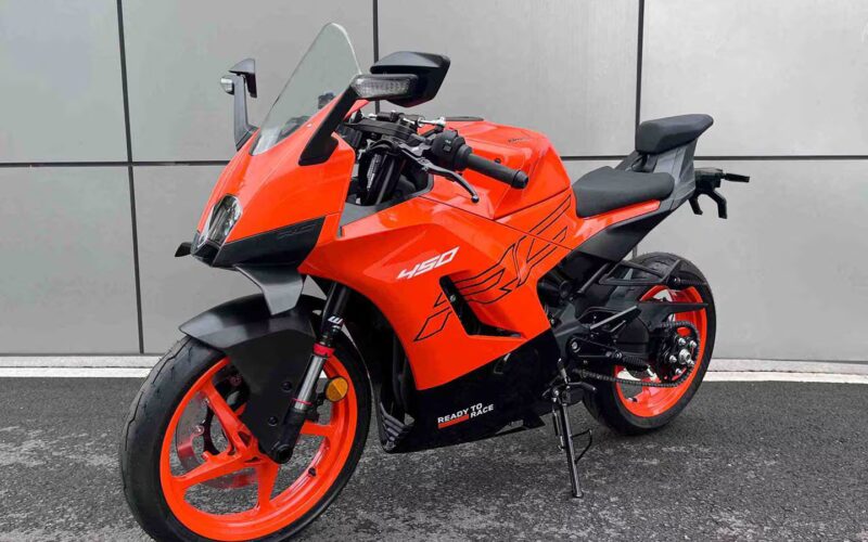 motocicleta super sport de culoare portocalie