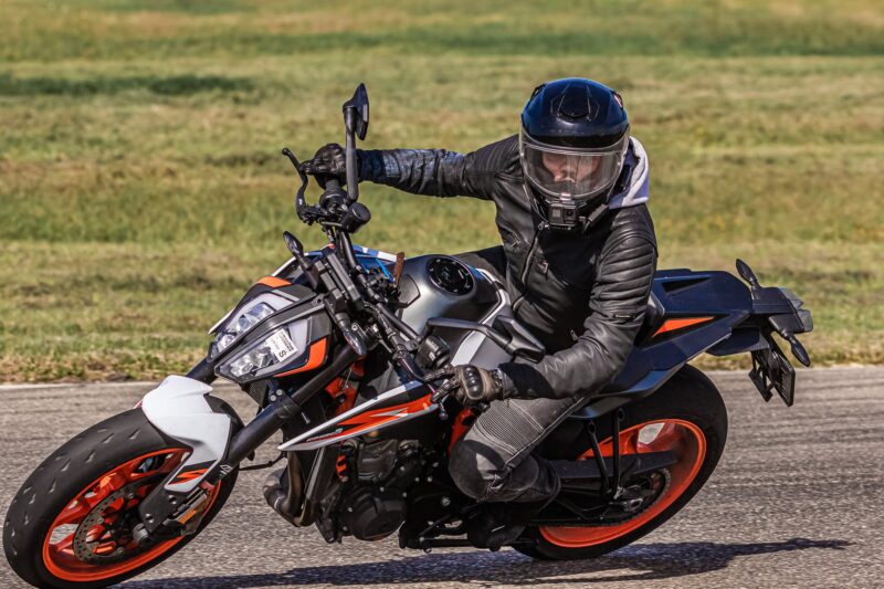 motociclist pe motoreta inclinat pe partea deapra pe ciruit