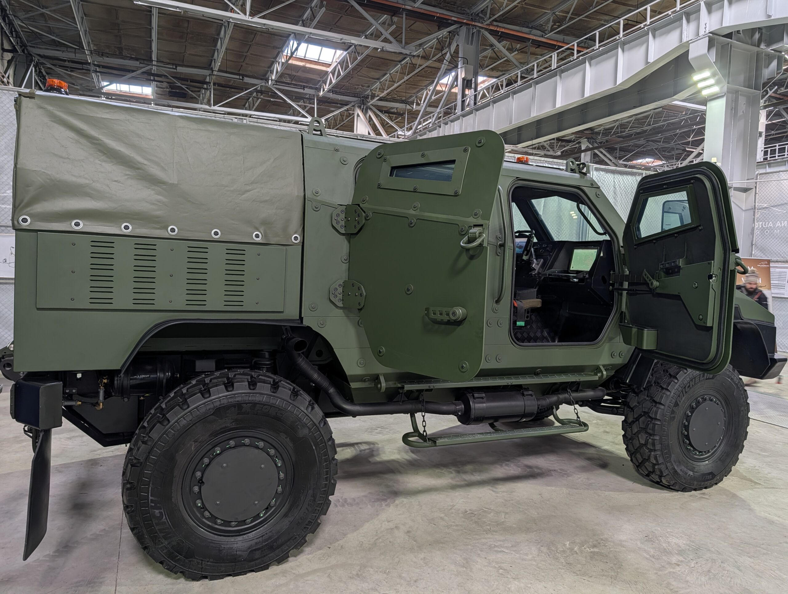 vehiculul blindat vlah privit din lateral