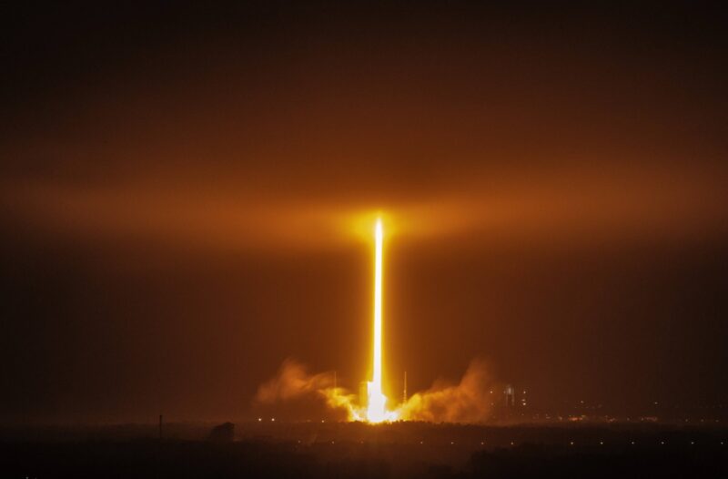 Rachetă Long March care transportă un satelit Shijian-25