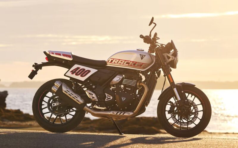 motocicleta clasica la apus de soare la marginea marii