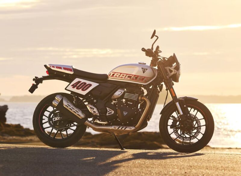 motocicleta clasica la apus de soare la marginea marii