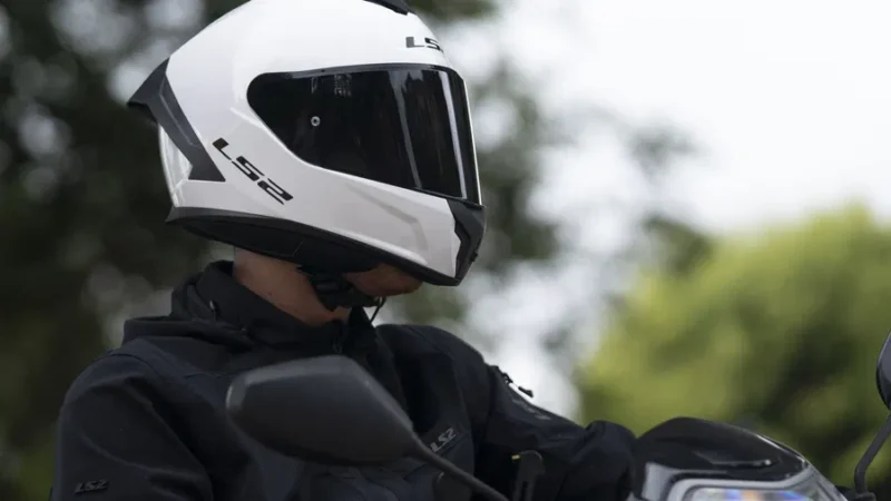 casca moto de culoare alba