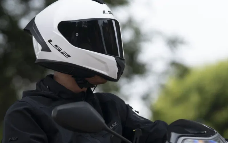 casca moto de culoare alba