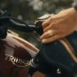 o casca si un rezervor de motocicleta triumph