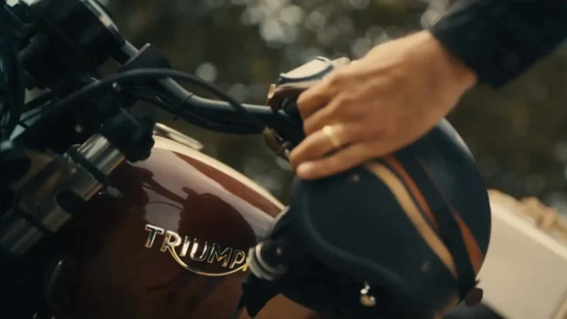 o casca si un rezervor de motocicleta triumph