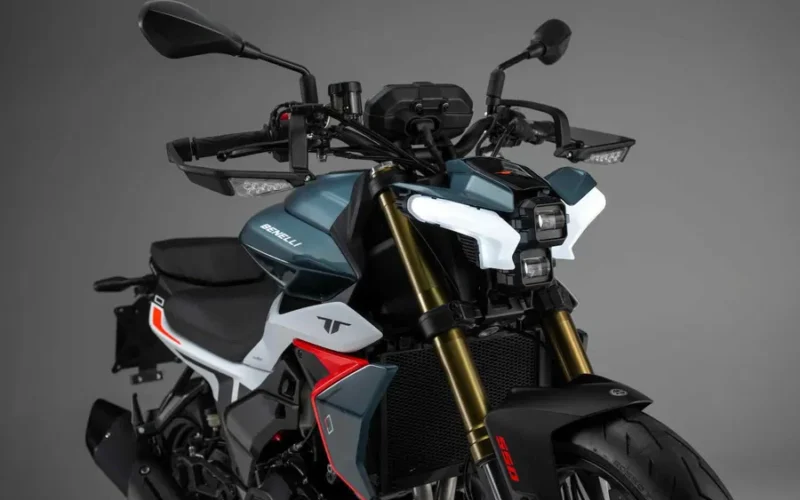 far motocicleta naked benelli pe fundal gri