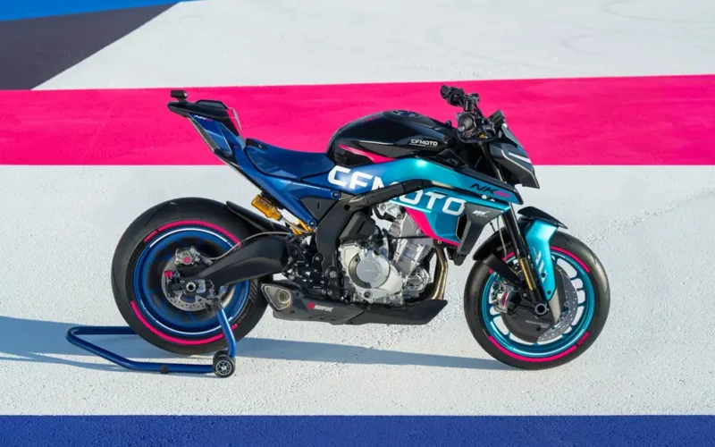 motocicleta naked multicolora pe un circuit