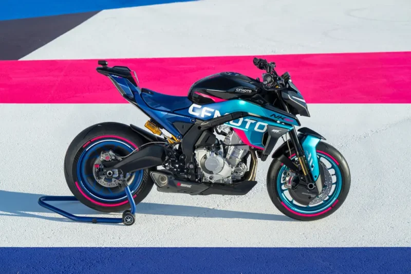 motocicleta naked multicolora pe un circuit