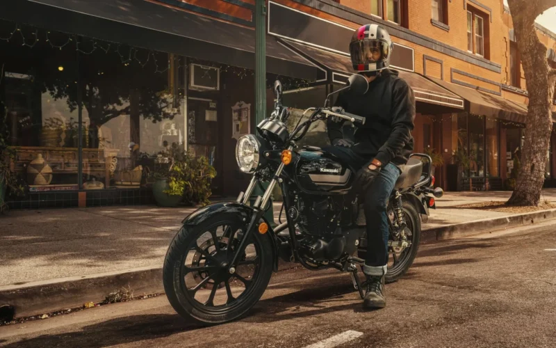 motocicleta clasica pe o strada cu cladiri in spate