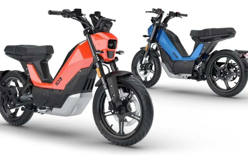 doua scutere electrice unul portocaliu si altul albastru pe un fundal alb