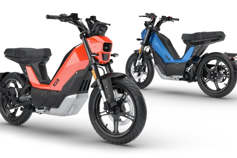 doua scutere electrice unul portocaliu si altul albastru pe un fundal alb