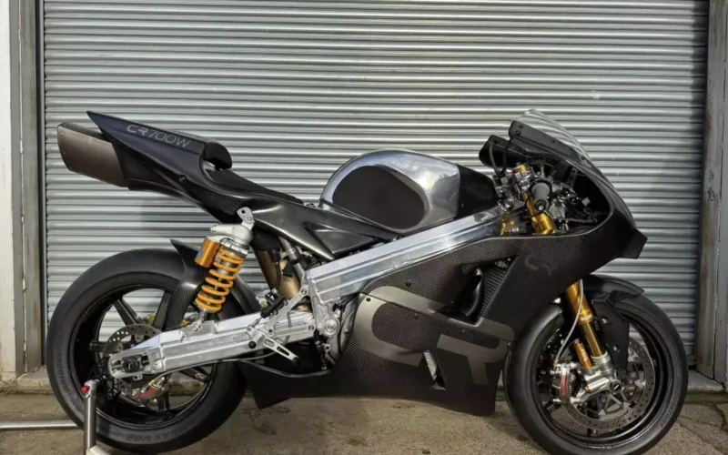 motocicleta neagra super sport in fata unui perete