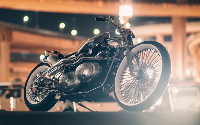 motocicleta custom de culoare negra expusa pe scena