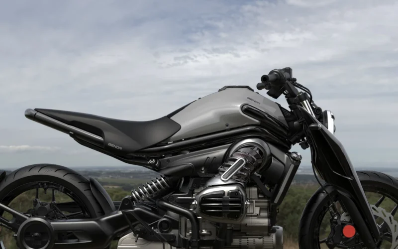 motociclete cruiser cu motor boxer la marginea unui camp