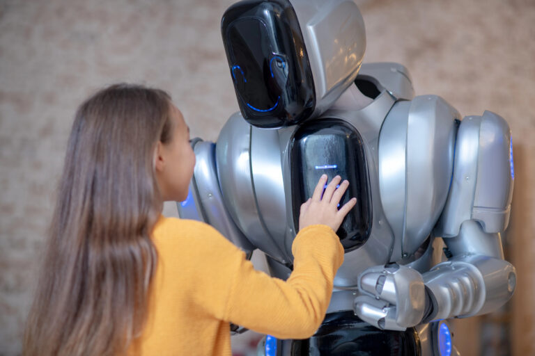 o fetita interactioneaza cu un robot inzestrat cu ai