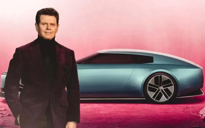 designer masini si motociclete cu o masina in spate pe fundal roz