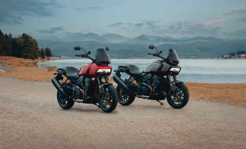 doua motociclete touring la marginea unui lac una rosie alta neagra