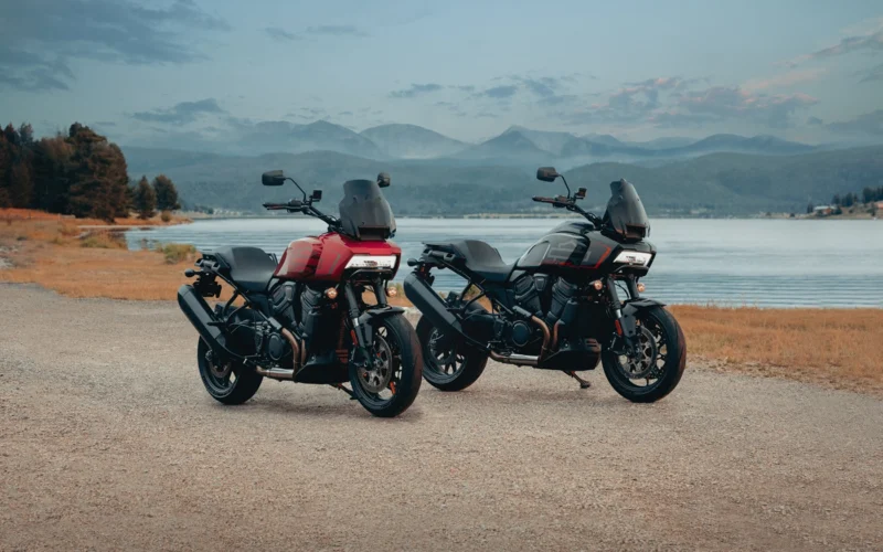 doua motociclete touring la marginea unui lac una rosie alta neagra