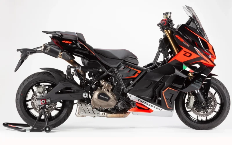 scuter super sport de culoare rosu negru pe fundal alb